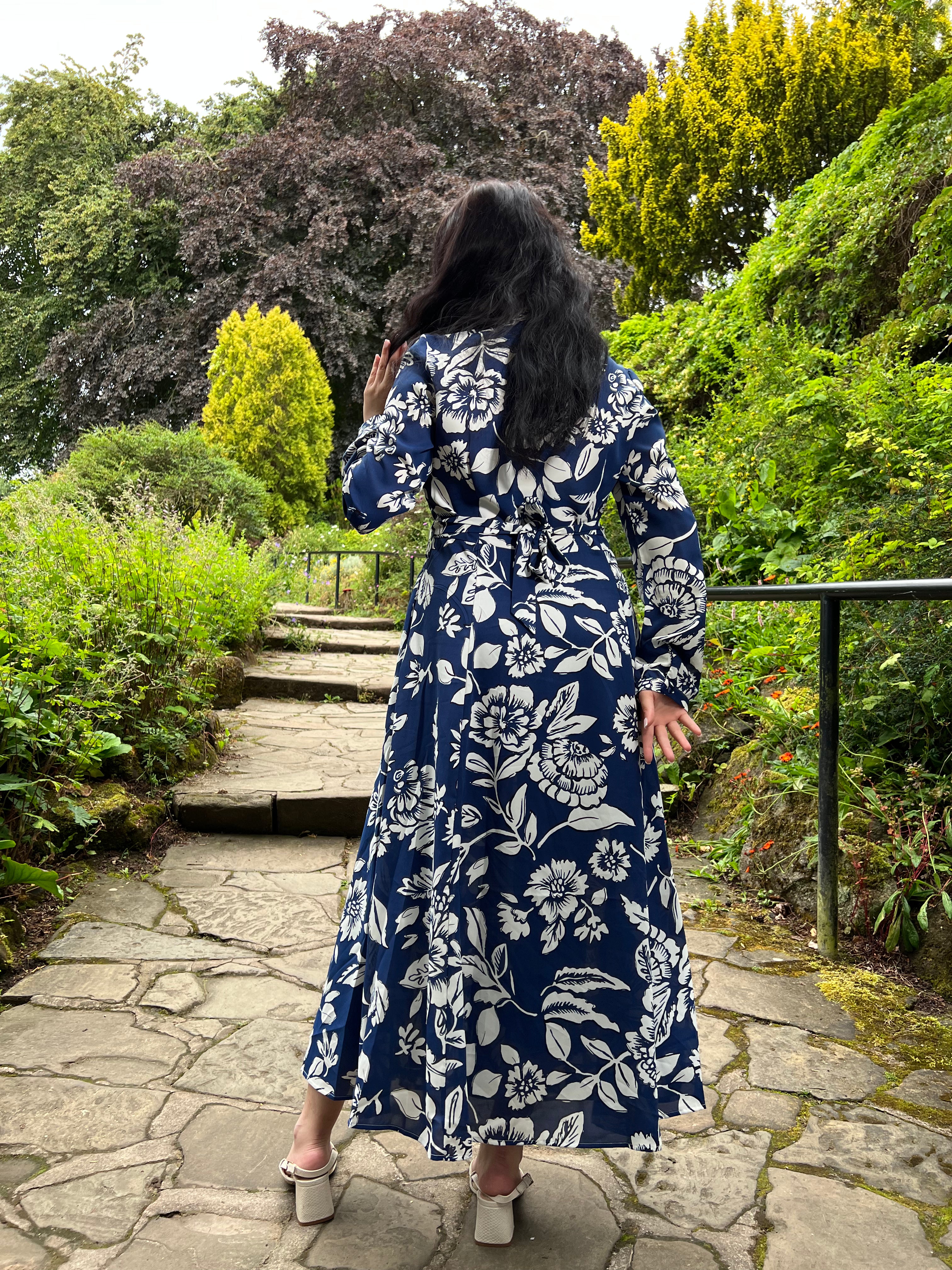 Maxi dress with top pockets and sleeves